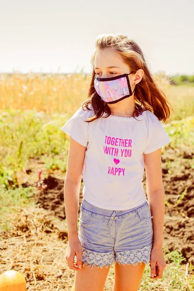 Een Meisje Met Handgemaakt Katoenen Gezichtsmasker Coronavirus Covid Concept Een — Stockfoto