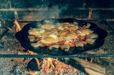 Tavada ateşte çırpılmış yumurta, açık ateşte pişmiş yumurta. Yumurtalar ateşte kızarır..