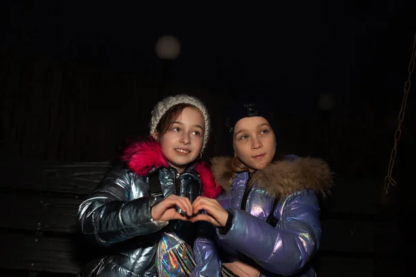Dwie Młode Piękne Dziewczyny Spacerują Zimą Dwie Nastolatki Kurtkach Zimowych — Zdjęcie stockowe