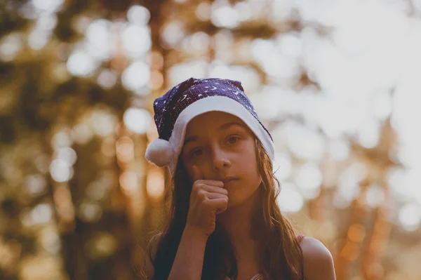 Uma Criança Está Brincando Com Chapéu Papai Noel Menina Feliz — Fotografia de Stock