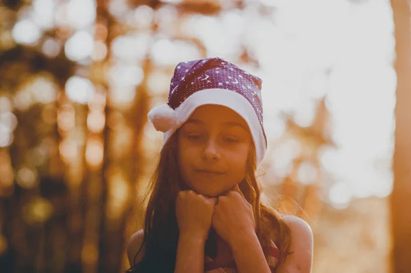 Uma Criança Está Brincando Com Chapéu Papai Noel Menina Feliz — Fotografia de Stock