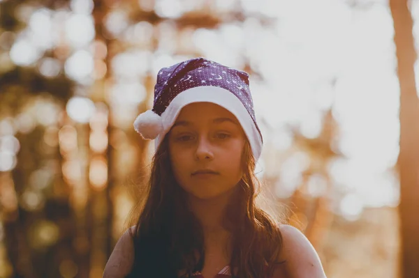 Ein Kind Spielt Mit Einem Weihnachtsmann Hut Glückliches Kleines Mädchen — Stockfoto