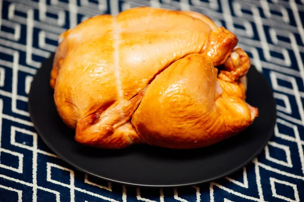 Ein Geräuchertes Huhn Auf Dem Teller Geräuchertes Huhn Einem Teller — Stockfoto