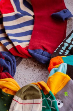 Çoraplar. Çoraplar renkli. Bir çift çorap. Renkli çoraplar. Gri arka planda örülmüş çoraplar.