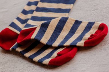 Çoraplar. Çoraplar renkli. Bir çift çorap. Renkli çoraplar. Gri arka planda örülmüş çoraplar.