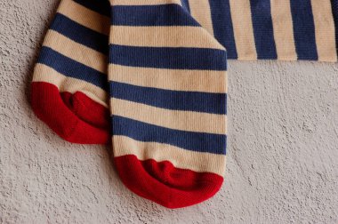 Çoraplar. Çoraplar renkli. Bir çift çorap. Renkli çoraplar. Gri arka planda örülmüş çoraplar.