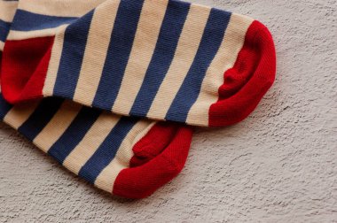 Çoraplar. Çoraplar renkli. Bir çift çorap. Renkli çoraplar. Gri arka planda örülmüş çoraplar.