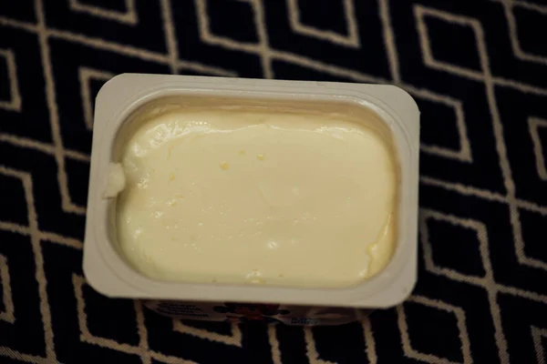 在塑料杯顶部的酸奶视图 用一次性杯子盛放婴儿食品 酸奶在一个塑料容器里 健康饮食 — 图库照片