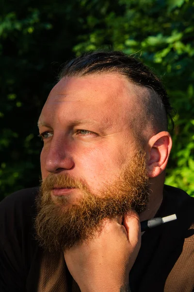 Профиль Человека Прислонившегося Дереву Серьезным Выражением Лица Профиль Человека Бородой — стоковое фото