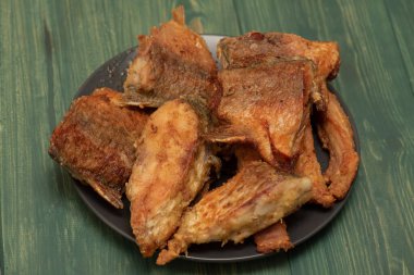 Fırında un ile kızartılmış balık. Kızarmış balık, ev yapımı yemekler, sağlıklı yiyecekler. Parça parça kızarmış balık..