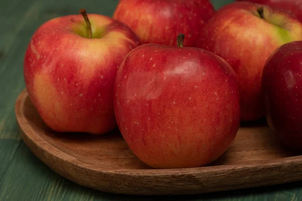 Red Apple Wooden Plate Old Oak Green Table Red Apples — Stock Photo, Image