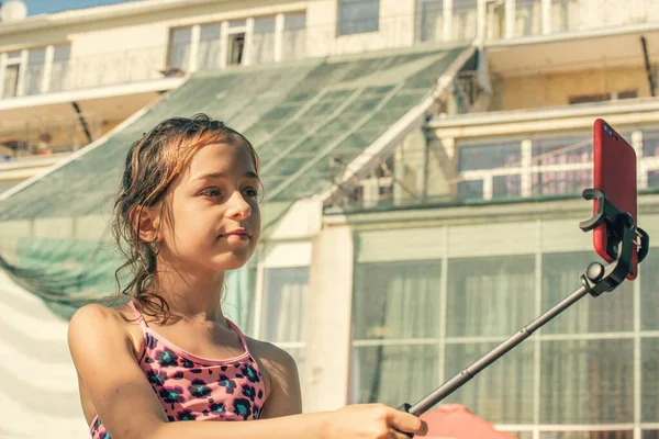 Vacaciones Tecnología Colorido Retrato Niña Bonita Tomando Retrato Selfie Cerca —  Fotos de Stock