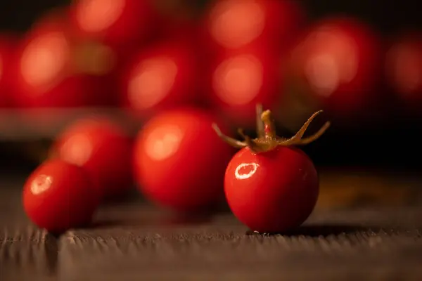 Eingelegte Tomaten Gurken Tomaten Auf Schwarzem Holzgrund Lebensmittel Gemüse Essiggurken — Stockfoto