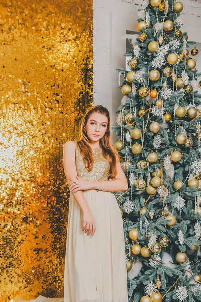 クリスマス 冬休みのコンセプト クリスマスのために装飾された豪華なアパートでポーズ夜のドレスで美しい魅力的な女性 ファッション 女の子で光沢のあるドレスでクリスマス — ストック写真