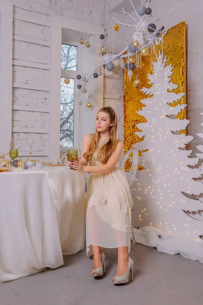 Weihnachten Winterurlaub Schöne Charmante Frau Abendkleid Posiert Luxuriösen Wohnungen Für — Stockfoto