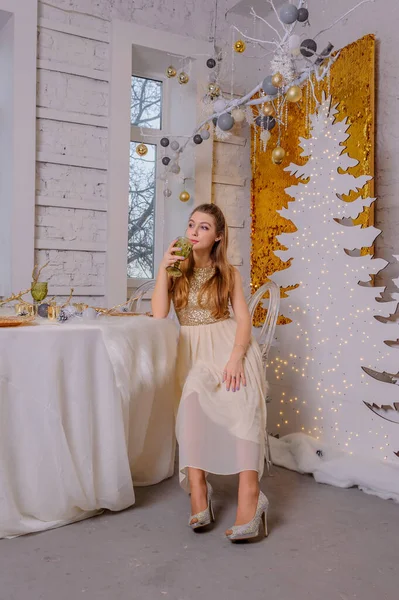 Natal Conceito Férias Inverno Mulher Encantadora Bonita Vestido Noite Posando — Fotografia de Stock