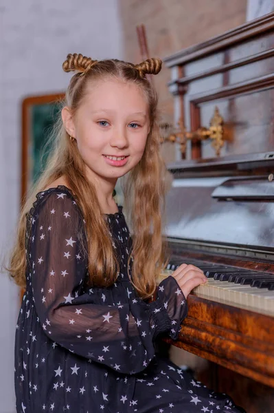 Criança Natal Menina Tocando Piano Casa Uma Menina Toca Piano — Fotografia de Stock