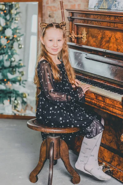 Boże Narodzenie Dziewczynka Gra Pianinie Domu Dziewczyna Gra Pianinie Święta — Zdjęcie stockowe