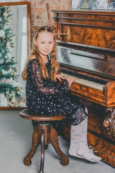 Boże Narodzenie Dziewczynka Gra Pianinie Domu Dziewczyna Gra Pianinie Święta — Zdjęcie stockowe