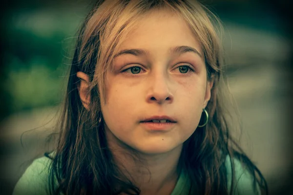 美しい悲しい少女は 夏の背景に泣いている 泣いてる 悲しみの少女の肖像画を閉じる — ストック写真