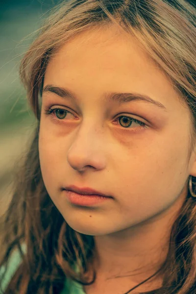 Vacker Ledsen Liten Flicka Gråter Sommaren Bakgrund Flickan Gråter Porträtt — Stockfoto