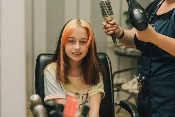 Cabeleireiro Fazendo Estilo Cabelo Para Menina Bonito Uma Adolescente Tem — Fotografia de Stock