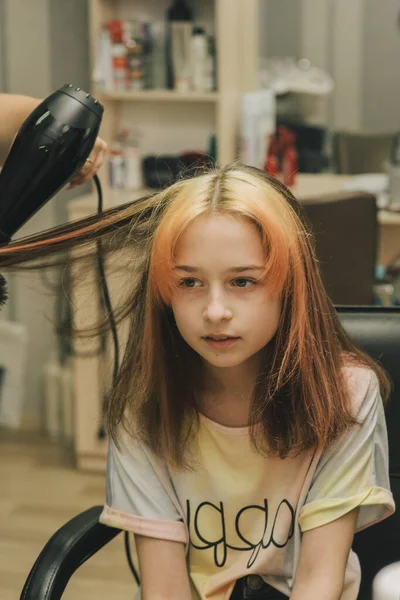 Cabeleireiro Fazendo Estilo Cabelo Para Menina Bonito Uma Adolescente Tem — Fotografia de Stock