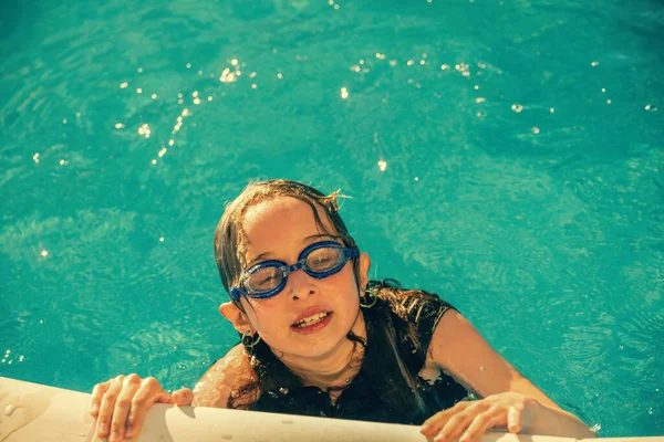 Egy Kislány Medencében Nyári Szabadtéri Lány Úszik Medencében Úszószemüvegben — Stock Fotó