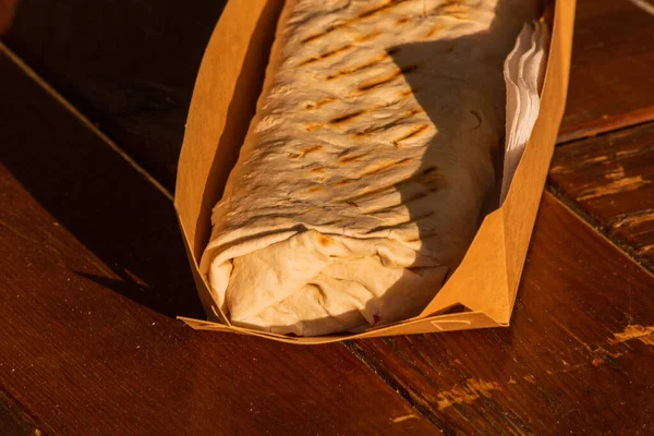 Doner Kebab Gyros Shawarma Wołowina Roll Kanapce Chlebem Pitta Wrap — Zdjęcie stockowe