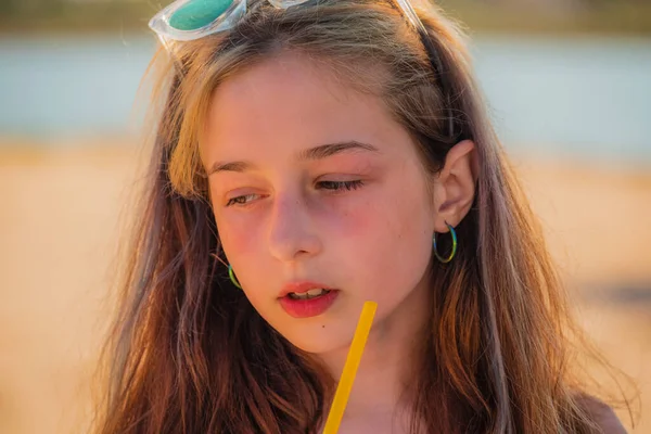 Menina Anos Mar Retrato Adolescente Menina Óculos Sol Bebe Uma — Fotografia de Stock