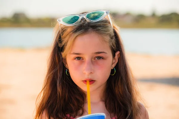 Niña Años Mar Retrato Adolescente Chica Gafas Sol Bebidas Una —  Fotos de Stock