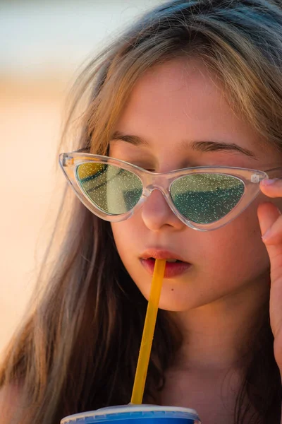 Menina Anos Mar Retrato Adolescente Menina Óculos Sol Bebe Uma — Fotografia de Stock