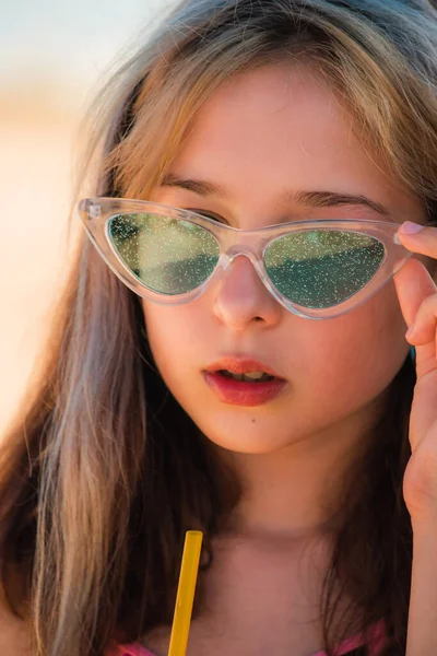 Menina Anos Mar Retrato Adolescente Menina Óculos Sol Bebe Uma — Fotografia de Stock