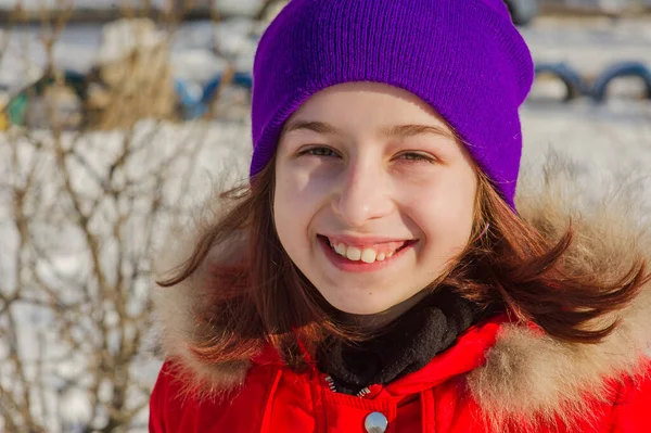 Kleine Peuter Meisje Mooie Warme Rode Outfit Spelen Buiten Sneeuw — Stockfoto