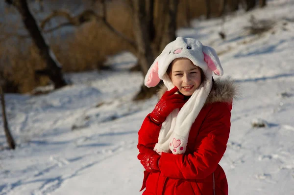 Kleines Mädchen Warmen Roten Outfit Das Draußen Schnee Spielt Mädchen — Stockfoto