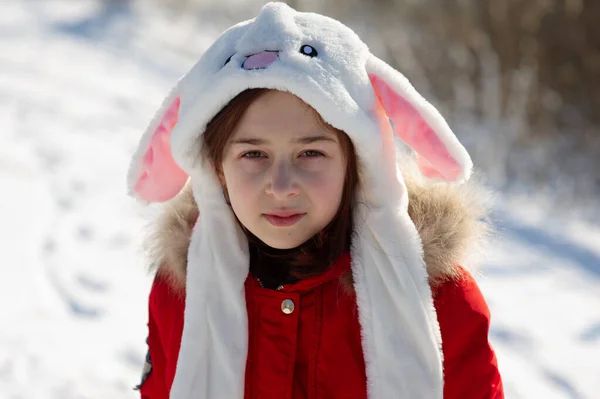 Liten Småbarn Flicka Vackra Varma Röda Kläder Spelar Utomhus Snön — Stockfoto