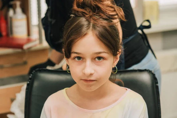 Friseur Macht Eine Frisur Niedlichen Kleinen Mädchen Ein Teenager Mädchen — Stockfoto