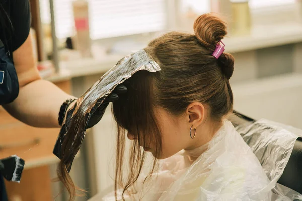 Cabeleireiro Fazendo Estilo Cabelo Para Menina Bonito Uma Adolescente Tem — Fotografia de Stock