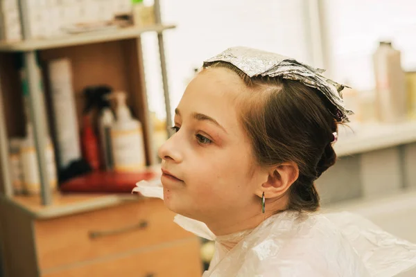 Cabeleireiro Fazendo Estilo Cabelo Para Menina Bonito Uma Adolescente Tem — Fotografia de Stock