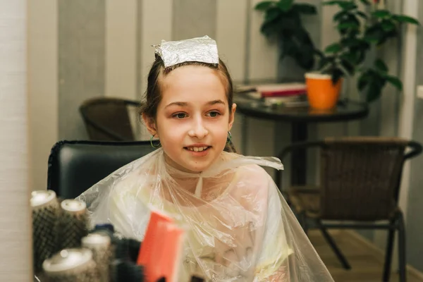 Cabeleireiro Fazendo Estilo Cabelo Para Menina Bonito Uma Adolescente Tem — Fotografia de Stock