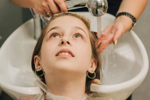 Cabeleireiro Fazendo Estilo Cabelo Para Menina Bonito Uma Adolescente Tem — Fotografia de Stock