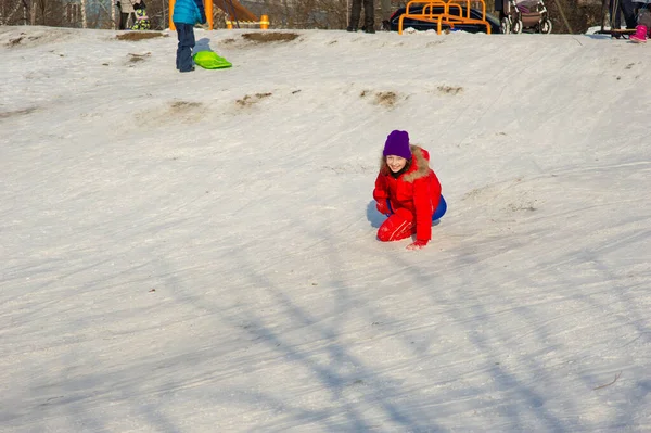 Malé Batole Dívka Krásné Teplé Červené Oblečení Hrát Venku Sněhu — Stock fotografie