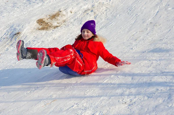 Kleines Mädchen Warmen Roten Outfit Das Draußen Schnee Spielt Mädchen — Stockfoto