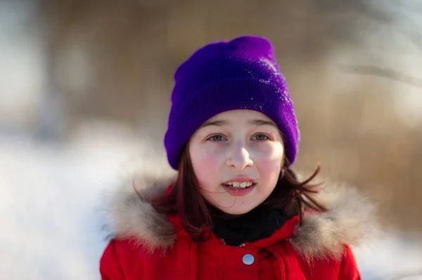 Dziewczynka Pięknym Ciepłym Czerwonym Stroju Bawiąca Się Zewnątrz Śniegu Dziewczyna — Zdjęcie stockowe