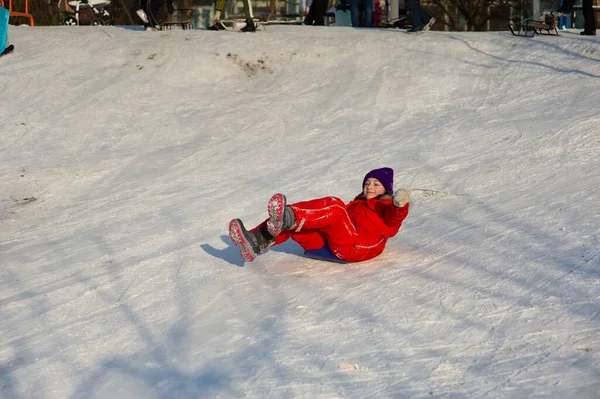 Kleine Peuter Meisje Mooie Warme Rode Outfit Spelen Buiten Sneeuw — Stockfoto