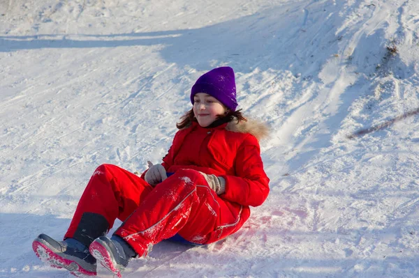 Pequena Menina Bela Roupa Vermelha Quente Brincando Livre Neve Menina — Fotografia de Stock