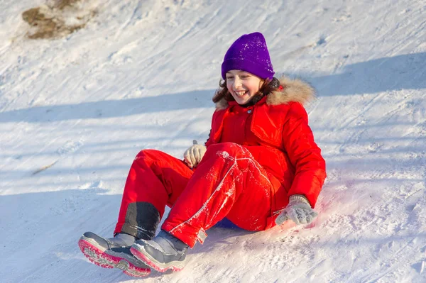 Kleines Mädchen Warmen Roten Outfit Das Draußen Schnee Spielt Mädchen — Stockfoto