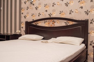 İç kısımda çift kişilik yatak. Güzel, temiz ve modern yatak odası. Otel odası.