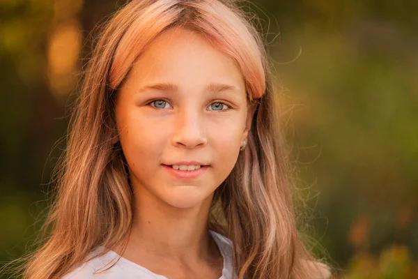 Bonito Criança Menina Retrato Retrato Livre Menina Bonito Dia Verão — Fotografia de Stock