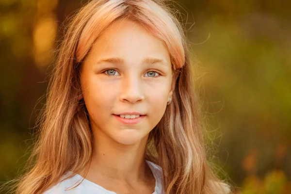 Χαριτωμένο Κοριτσάκι Πορτρέτο Εξωτερική Πορτρέτο Του Χαριτωμένο Κοριτσάκι Την Ημέρα — Φωτογραφία Αρχείου